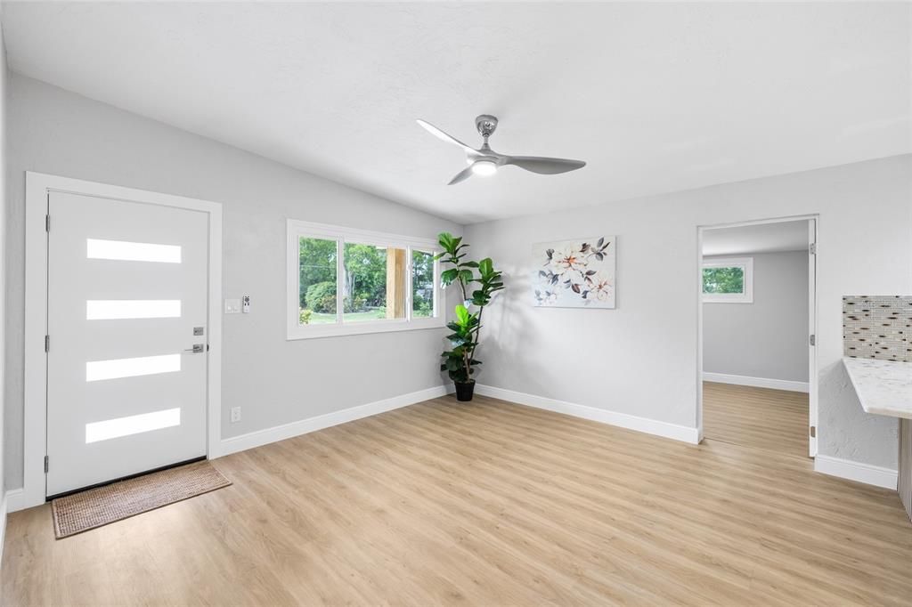 En Venta: $599,000 (4 camas, 2 baños, 1900 Pies cuadrados)