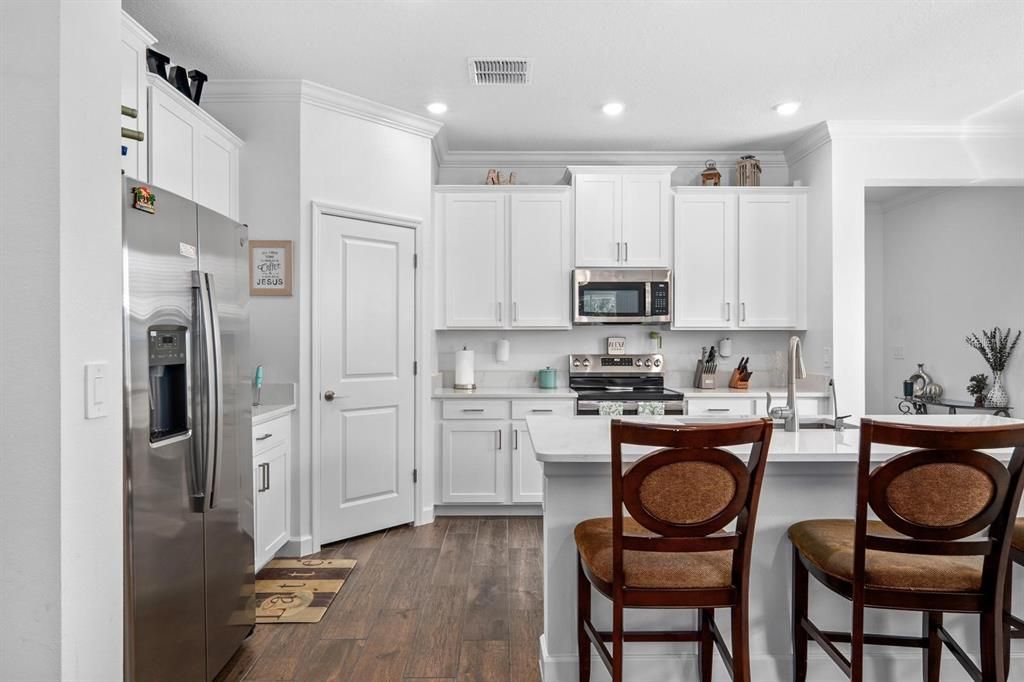For Sale: $369,900 (2 beds, 2 baths, 1761 Square Feet)
