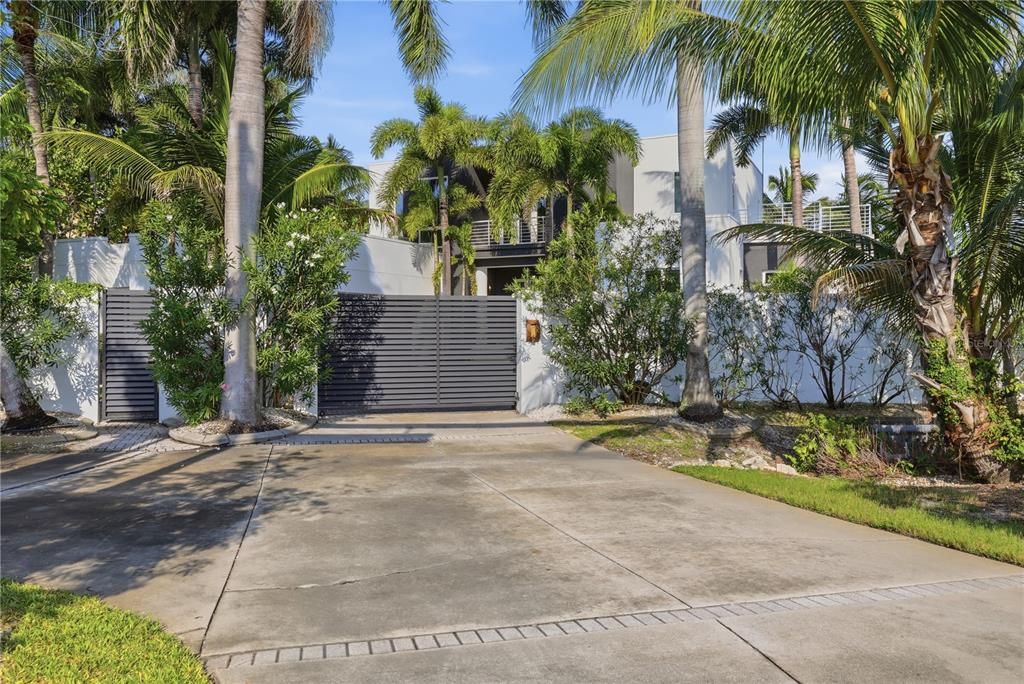 For Sale: $7,995,000 (4 beds, 4 baths, 3936 Square Feet)