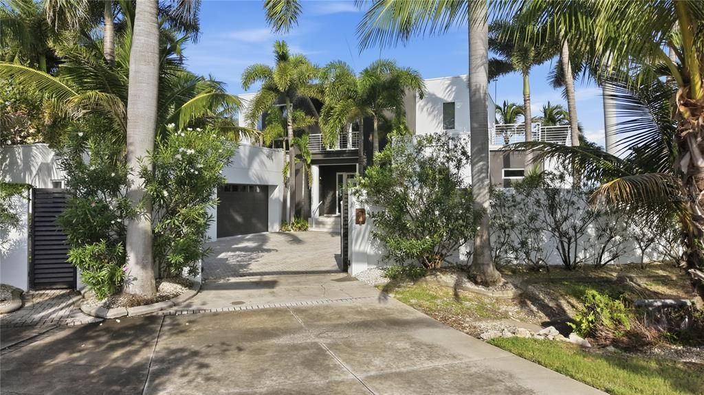 For Sale: $7,995,000 (4 beds, 4 baths, 3936 Square Feet)