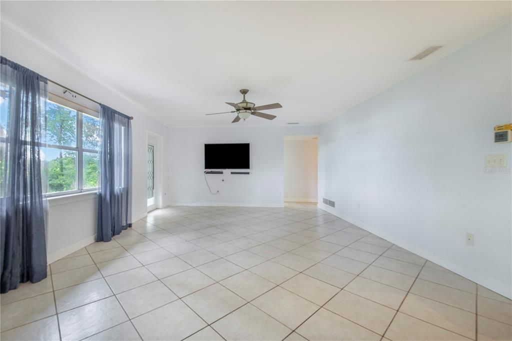 En Venta: $365,000 (3 camas, 2 baños, 2214 Pies cuadrados)