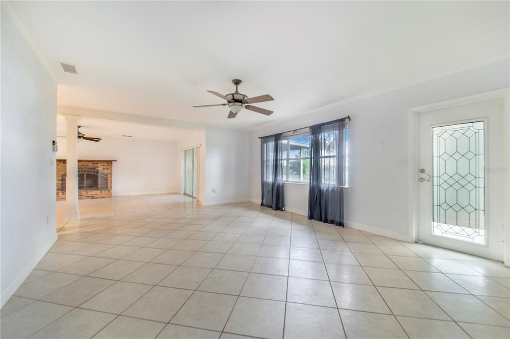 En Venta: $365,000 (3 camas, 2 baños, 2214 Pies cuadrados)