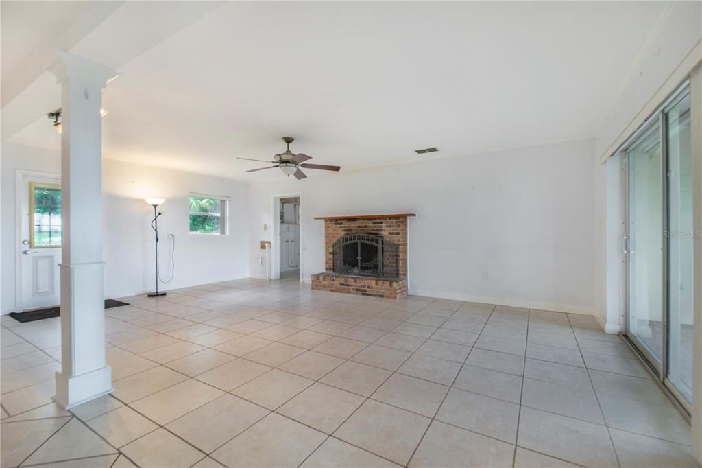 En Venta: $365,000 (3 camas, 2 baños, 2214 Pies cuadrados)
