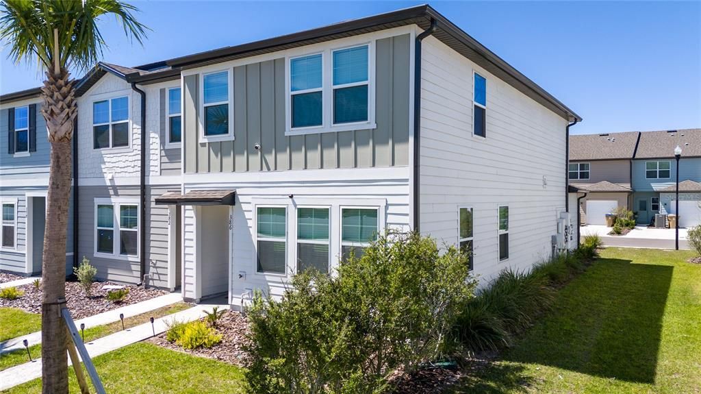 For Rent: $2,300 (3 beds, 2 baths, 1424 Square Feet)