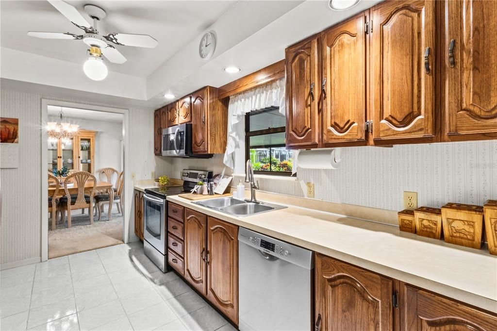For Sale: $750,000 (3 beds, 2 baths, 1939 Square Feet)