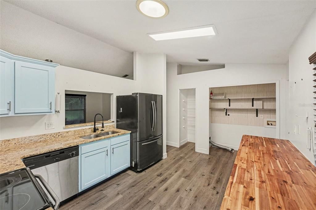 For Sale: $336,900 (3 beds, 2 baths, 1212 Square Feet)