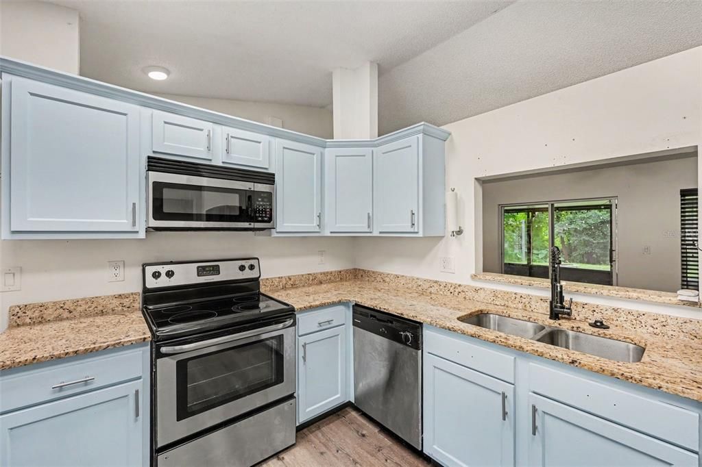 For Sale: $336,900 (3 beds, 2 baths, 1212 Square Feet)