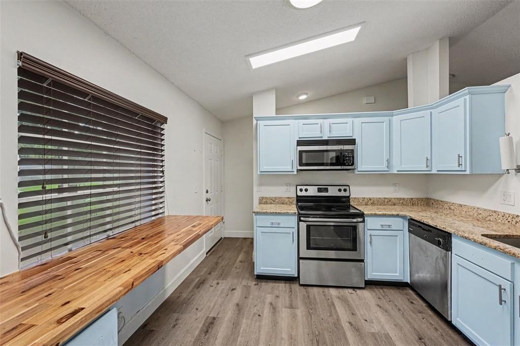 For Sale: $336,900 (3 beds, 2 baths, 1212 Square Feet)