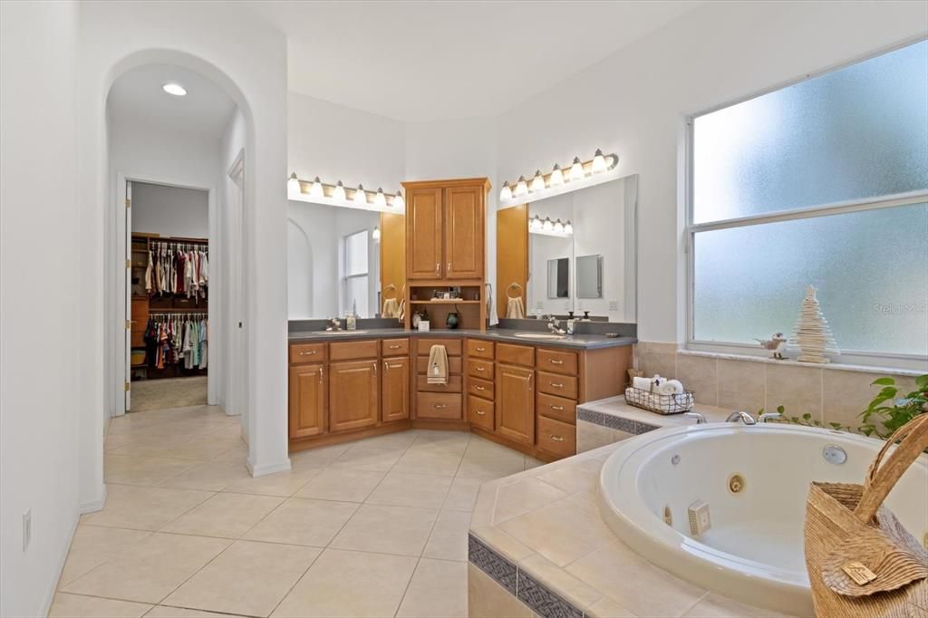 For Sale: $899,000 (5 beds, 4 baths, 3888 Square Feet)