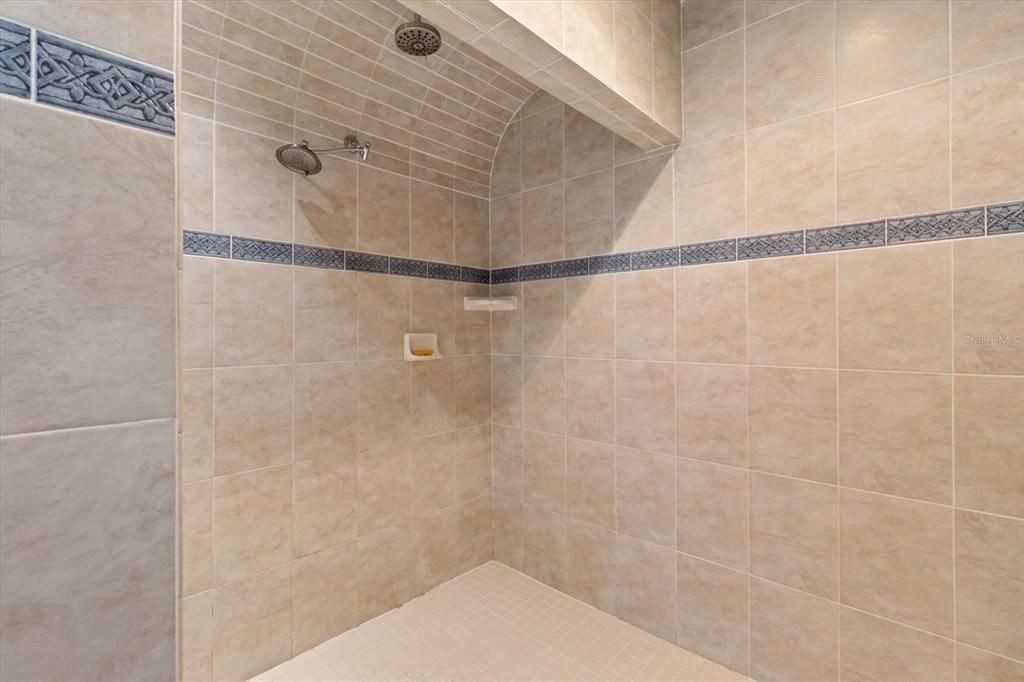 For Sale: $899,000 (5 beds, 4 baths, 3888 Square Feet)