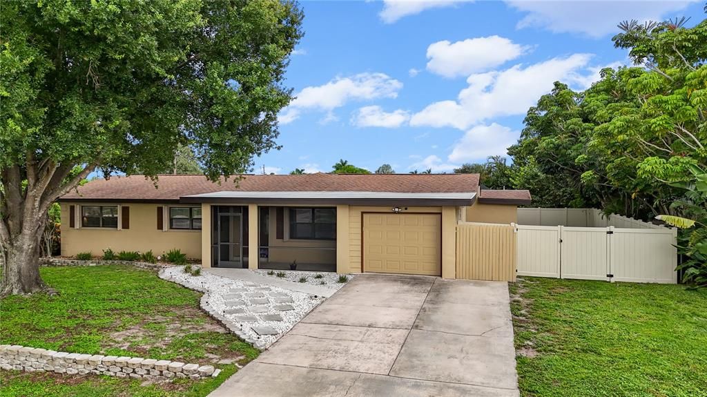 For Sale: $365,000 (3 beds, 3 baths, 1438 Square Feet)