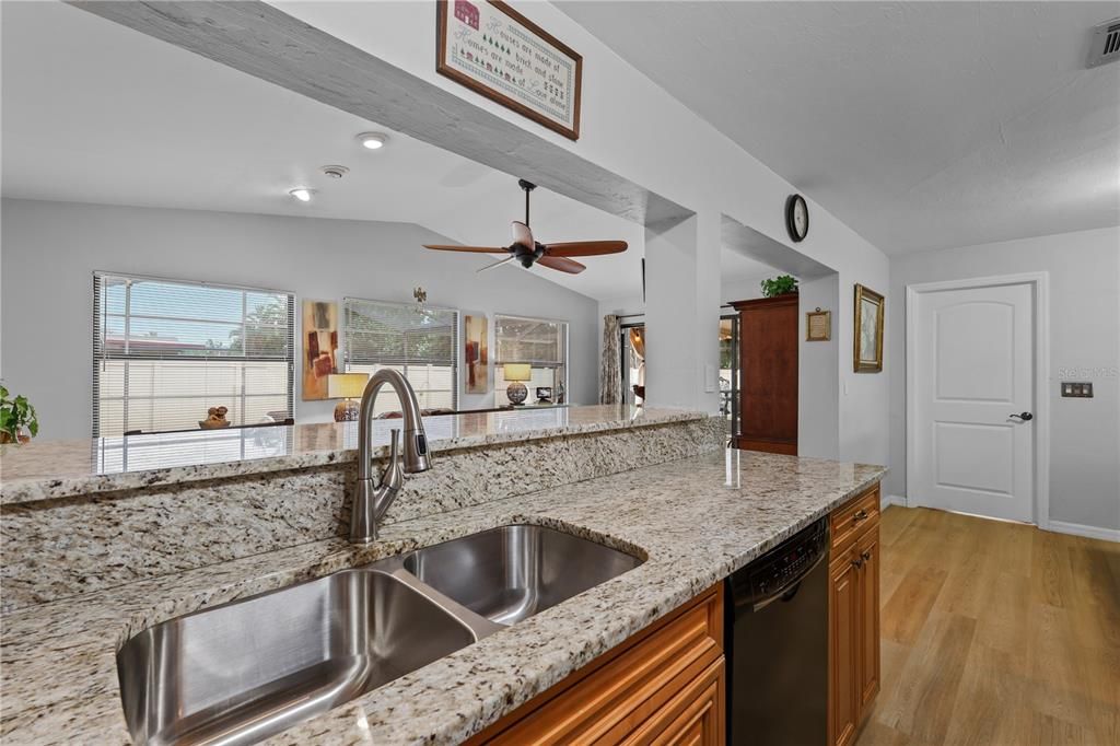 For Sale: $365,000 (3 beds, 3 baths, 1438 Square Feet)