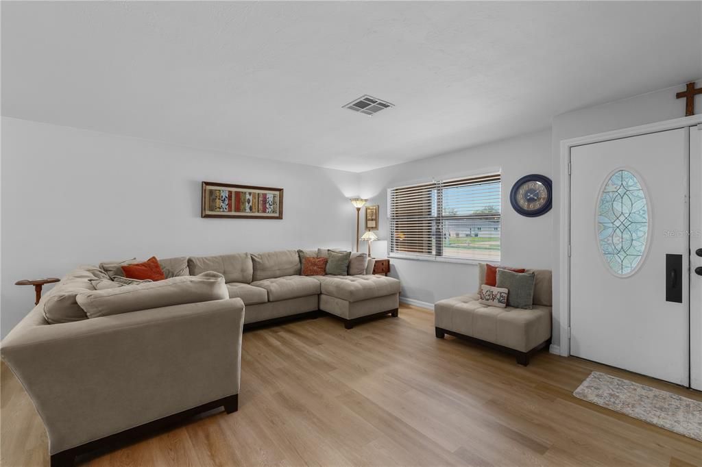 For Sale: $365,000 (3 beds, 3 baths, 1438 Square Feet)