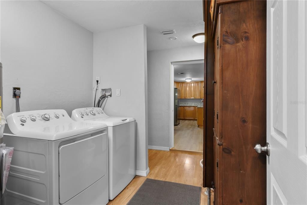 For Sale: $365,000 (3 beds, 3 baths, 1438 Square Feet)