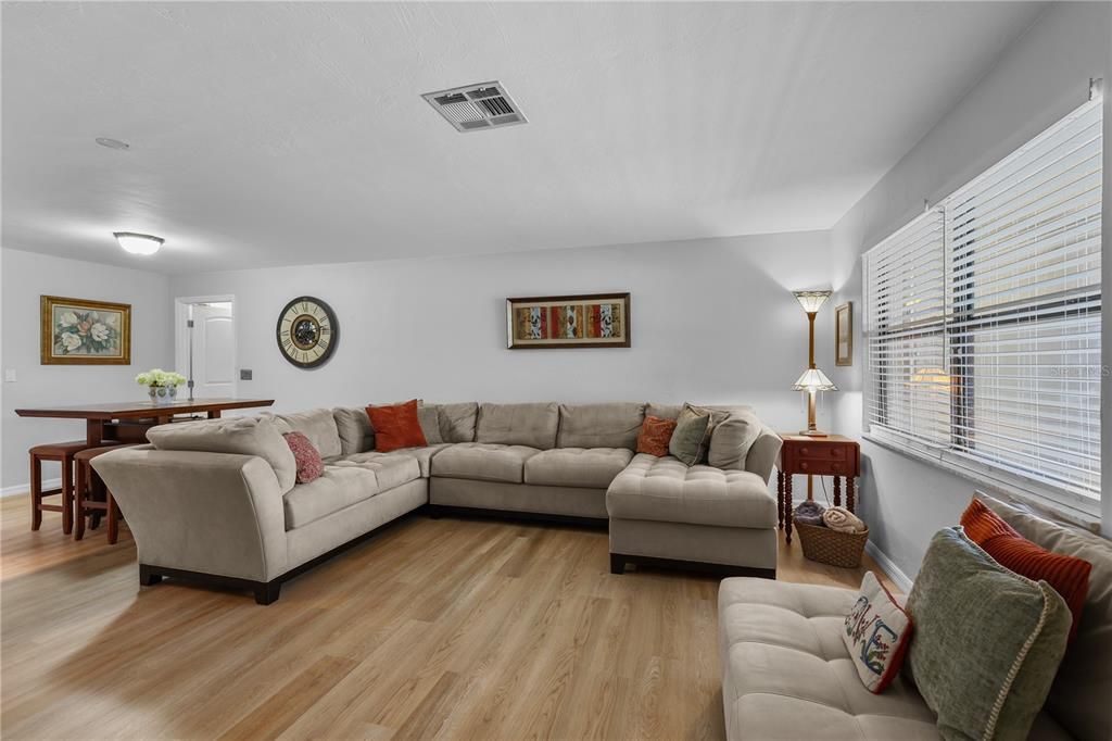 For Sale: $365,000 (3 beds, 3 baths, 1438 Square Feet)
