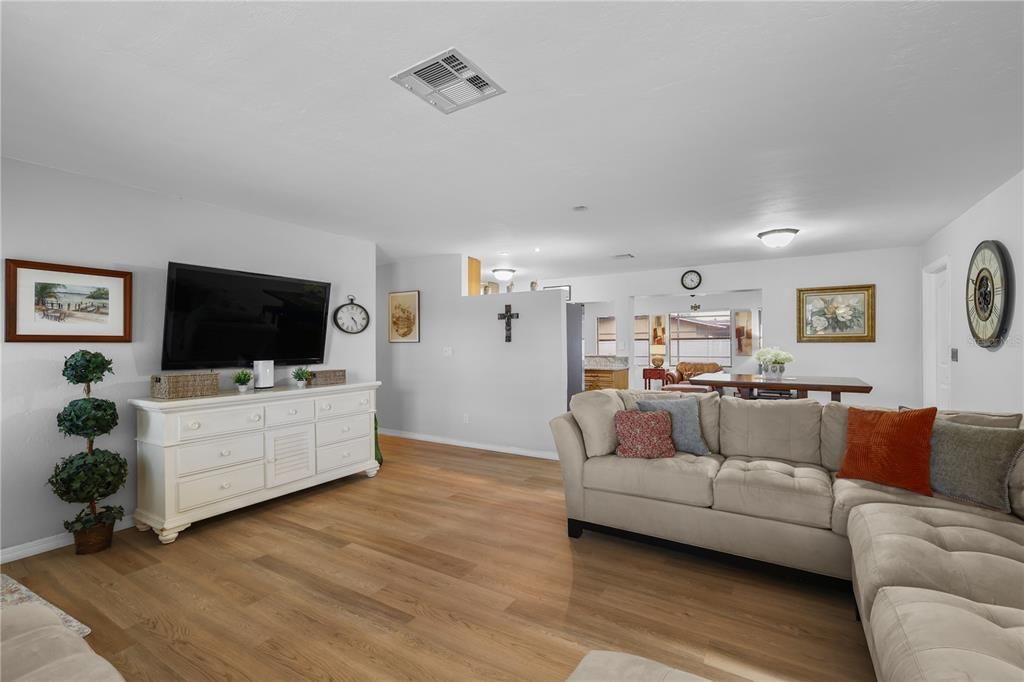 For Sale: $365,000 (3 beds, 3 baths, 1438 Square Feet)