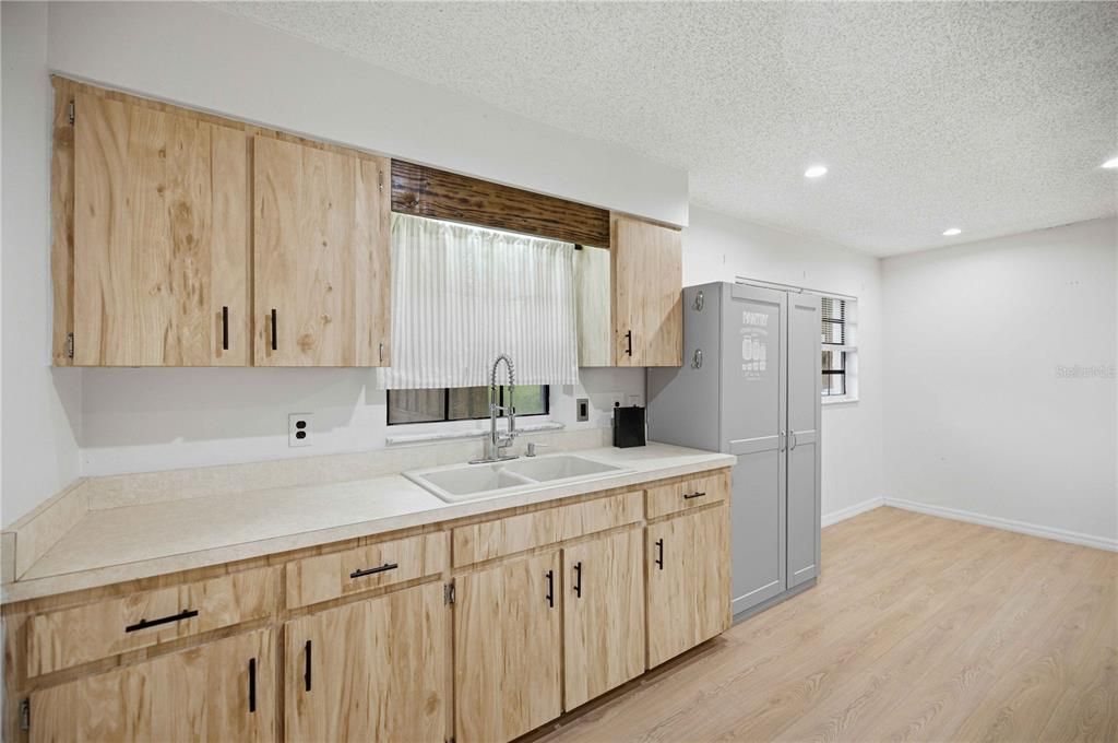 For Sale: $215,000 (3 beds, 2 baths, 1284 Square Feet)