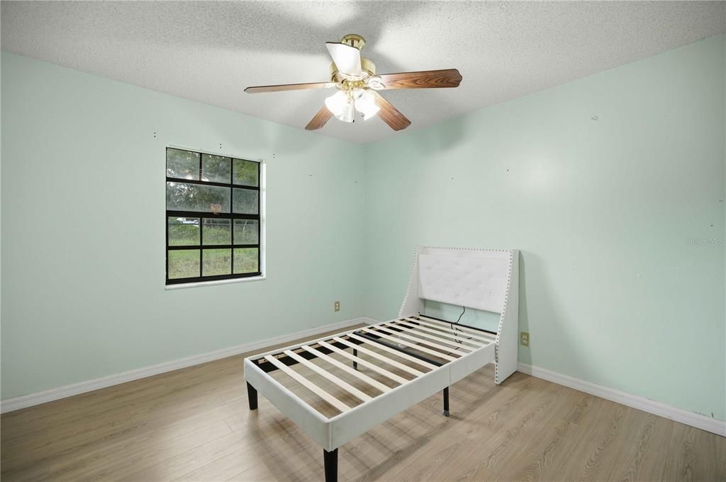 For Sale: $215,000 (3 beds, 2 baths, 1284 Square Feet)