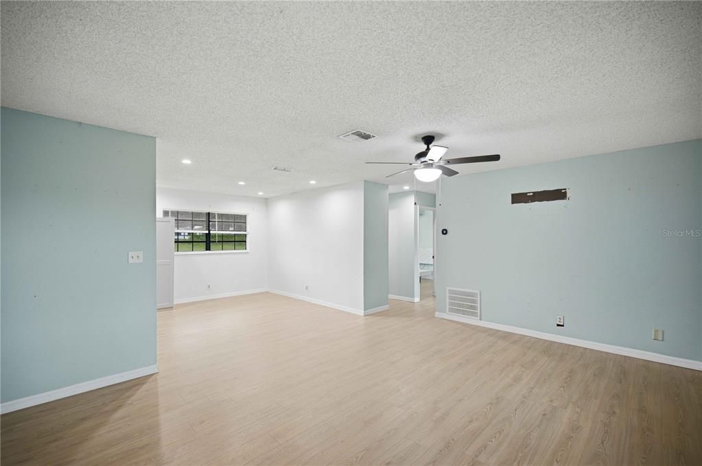 For Sale: $215,000 (3 beds, 2 baths, 1284 Square Feet)
