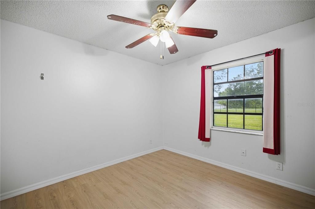 For Sale: $215,000 (3 beds, 2 baths, 1284 Square Feet)