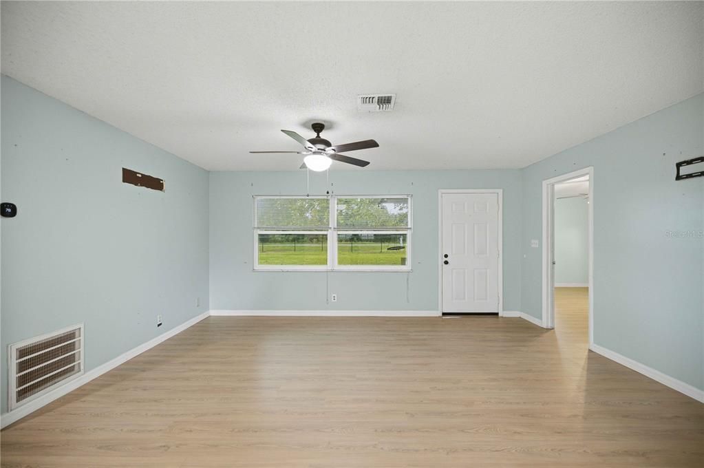 For Sale: $215,000 (3 beds, 2 baths, 1284 Square Feet)