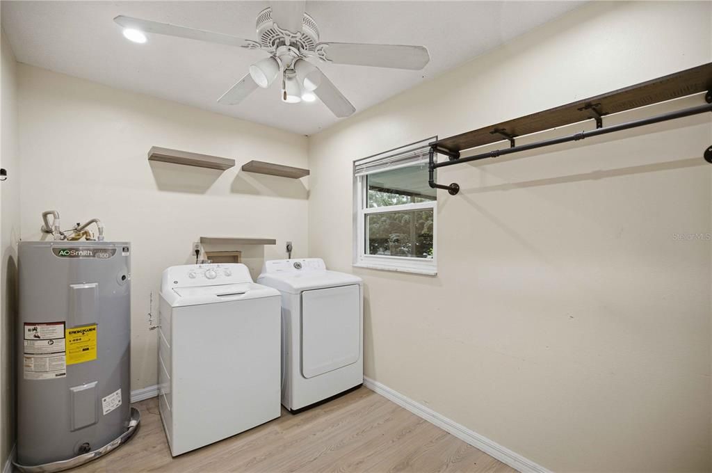 For Sale: $215,000 (3 beds, 2 baths, 1284 Square Feet)