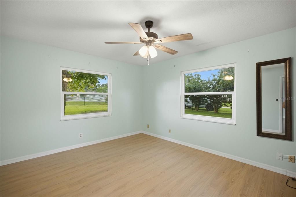For Sale: $215,000 (3 beds, 2 baths, 1284 Square Feet)