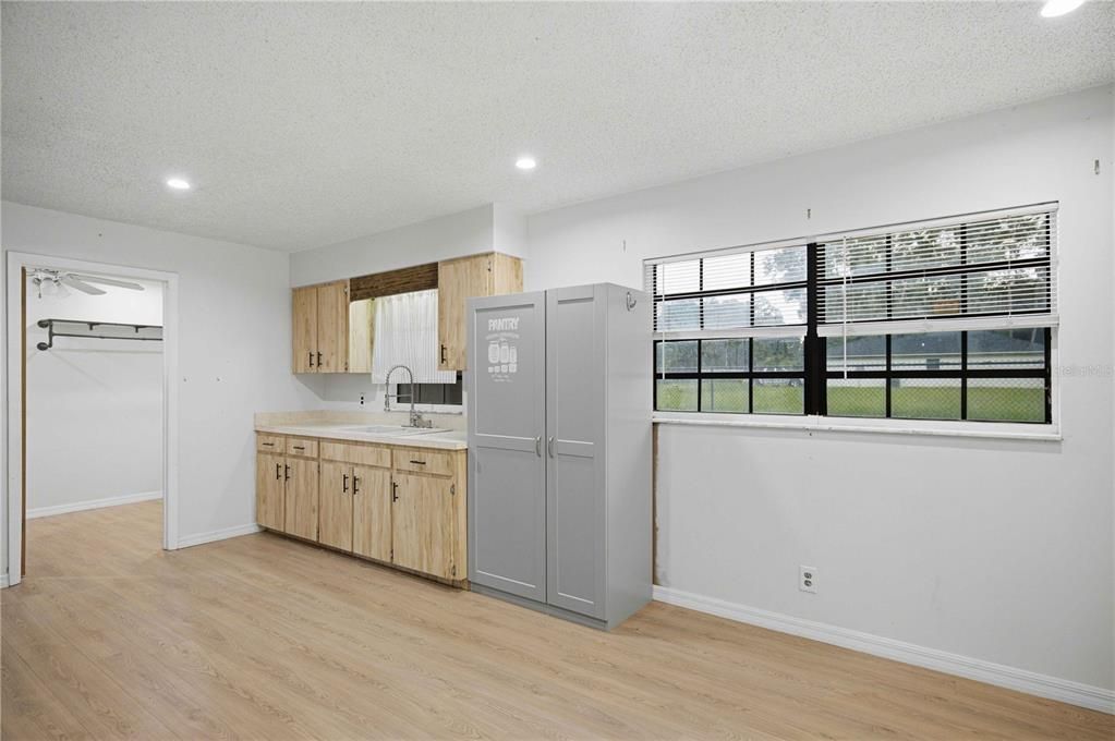 For Sale: $215,000 (3 beds, 2 baths, 1284 Square Feet)