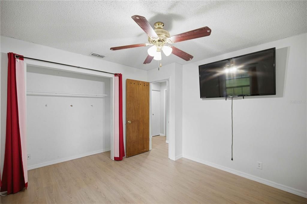 For Sale: $215,000 (3 beds, 2 baths, 1284 Square Feet)