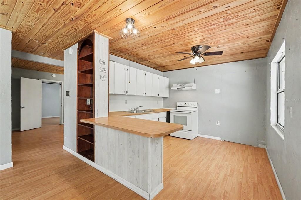 For Sale: $170,000 (2 beds, 1 baths, 755 Square Feet)