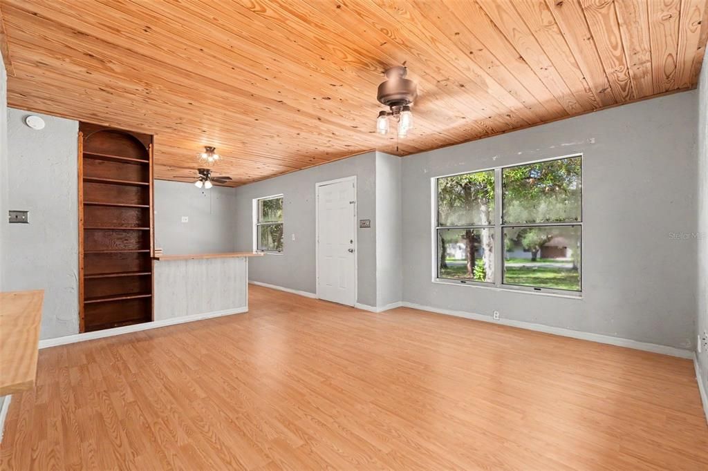 For Sale: $170,000 (2 beds, 1 baths, 755 Square Feet)