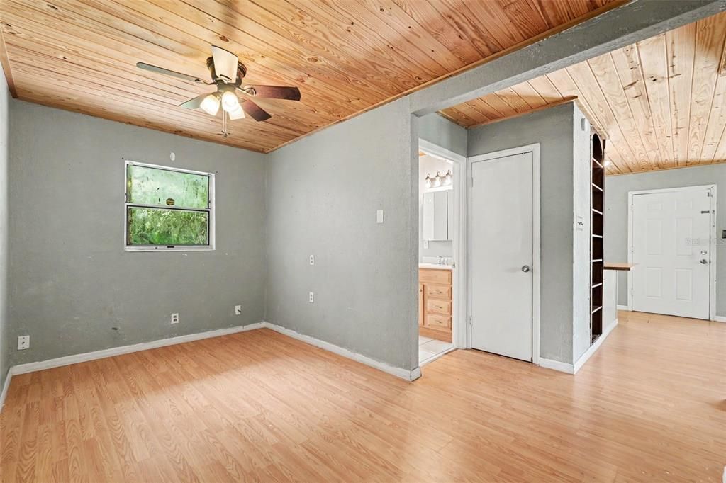For Sale: $170,000 (2 beds, 1 baths, 755 Square Feet)