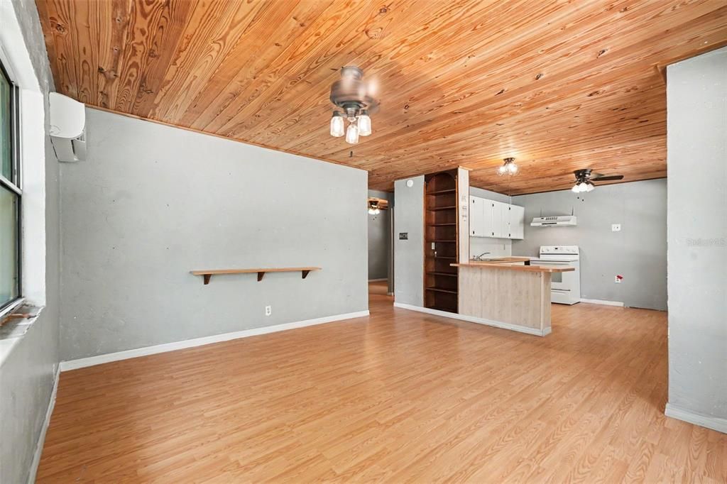 For Sale: $170,000 (2 beds, 1 baths, 755 Square Feet)