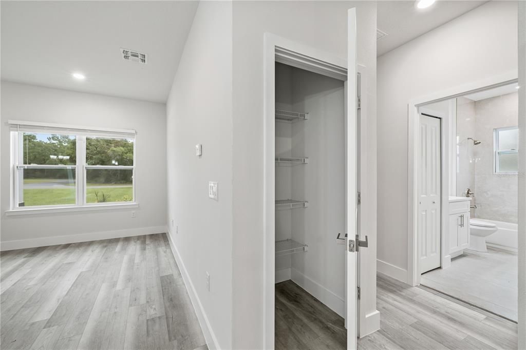 For Sale: $359,900 (4 beds, 3 baths, 1947 Square Feet)