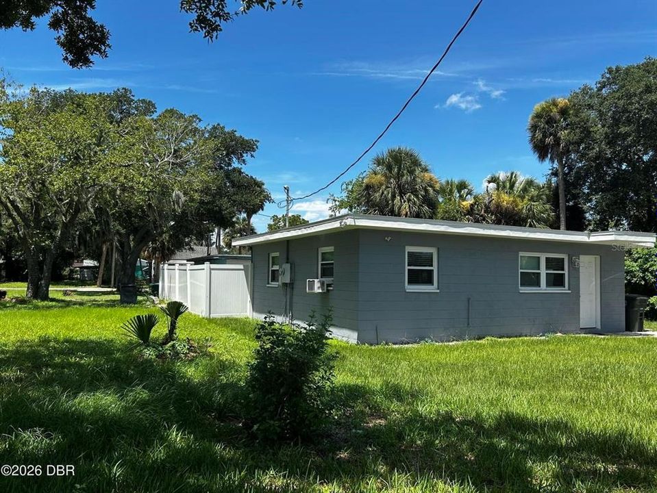 For Sale: $175,000 (2 beds, 1 baths, 720 Square Feet)