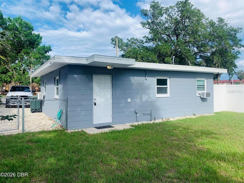 For Sale: $175,000 (2 beds, 1 baths, 720 Square Feet)