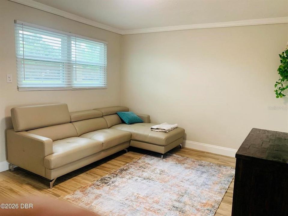 For Sale: $175,000 (2 beds, 1 baths, 720 Square Feet)
