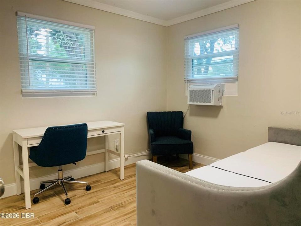 For Sale: $175,000 (2 beds, 1 baths, 720 Square Feet)