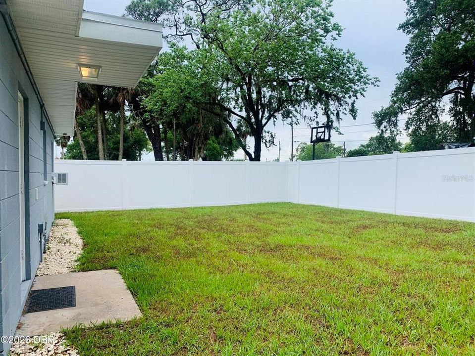 For Sale: $175,000 (2 beds, 1 baths, 720 Square Feet)