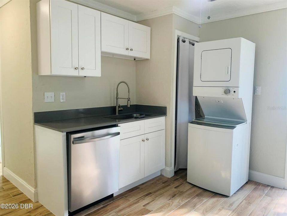 For Sale: $175,000 (2 beds, 1 baths, 720 Square Feet)