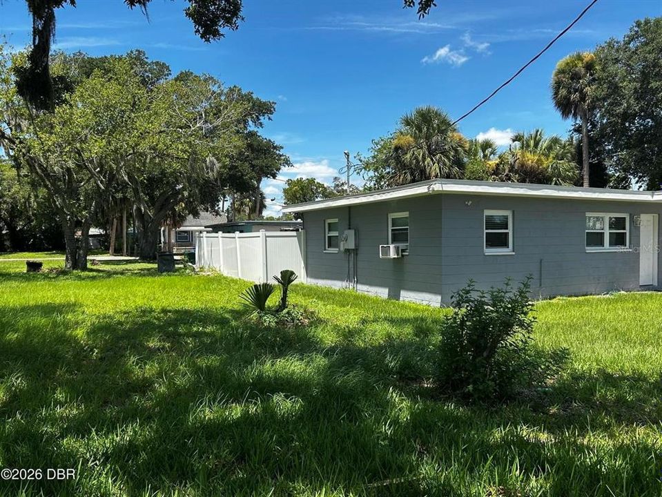 For Sale: $175,000 (2 beds, 1 baths, 720 Square Feet)