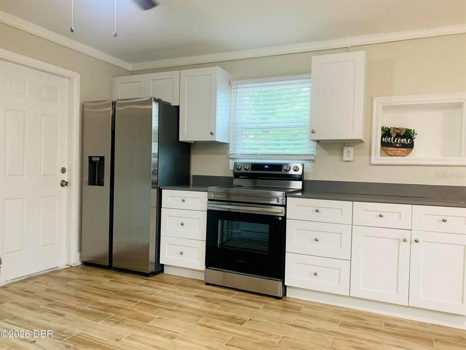 For Sale: $175,000 (2 beds, 1 baths, 720 Square Feet)