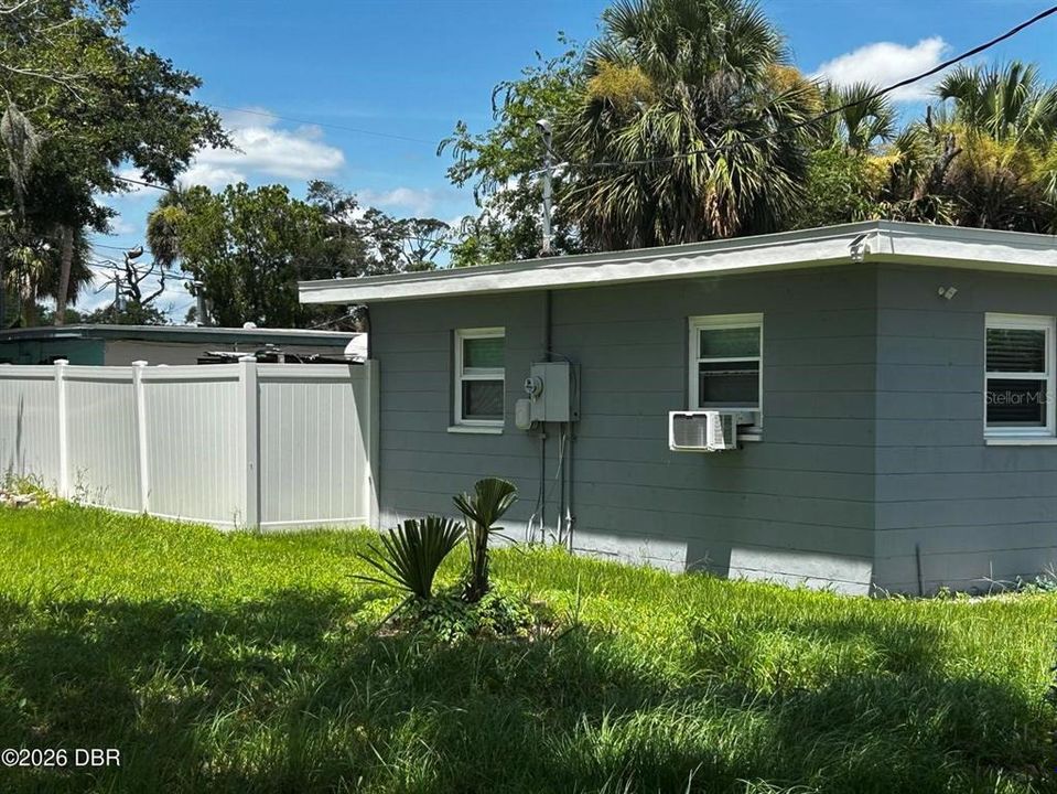 For Sale: $175,000 (2 beds, 1 baths, 720 Square Feet)