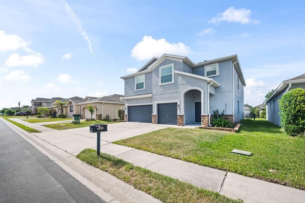 For Sale: $475,000 (6 beds, 4 baths, 3208 Square Feet)
