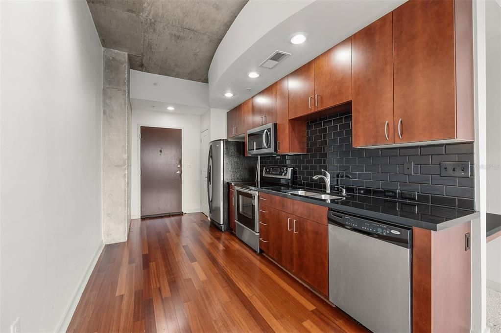 For Sale: $199,900 (1 beds, 1 baths, 615 Square Feet)