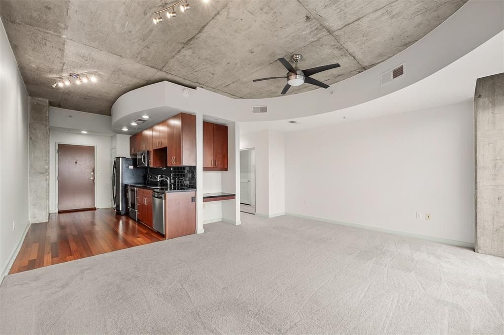 For Sale: $199,900 (1 beds, 1 baths, 615 Square Feet)