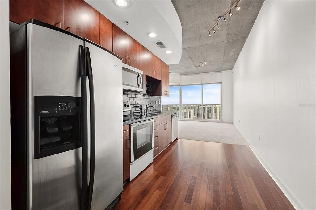 For Sale: $199,900 (1 beds, 1 baths, 615 Square Feet)