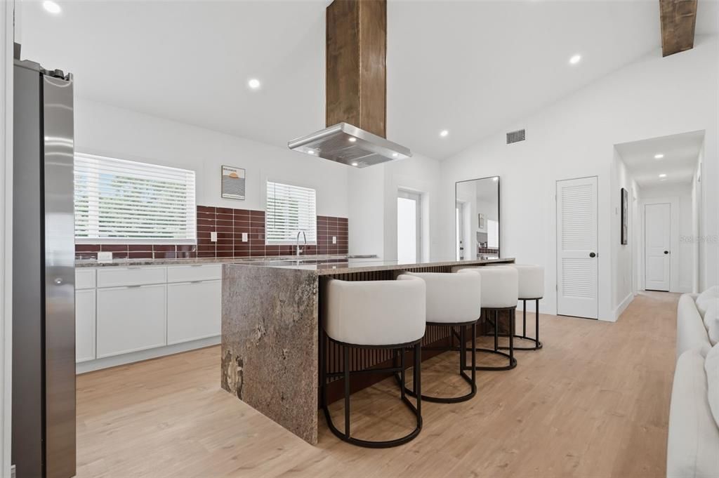 Activo con contrato: $649,900 (3 camas, 2 baños, 1805 Pies cuadrados)