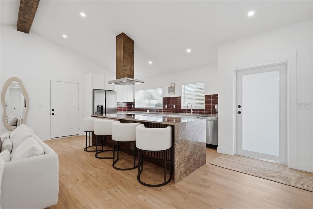 Activo con contrato: $649,900 (3 camas, 2 baños, 1805 Pies cuadrados)