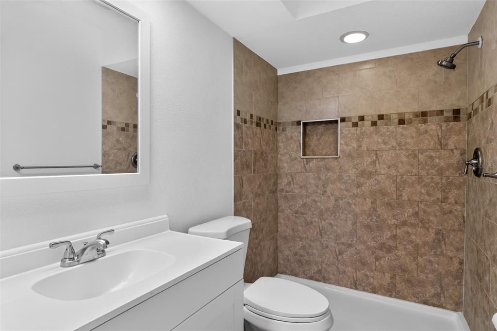 На продажу: $145,000 (2 спален, 2 ванн, 1303 Квадратных фут)